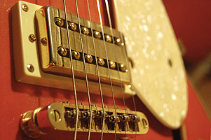Humbucker an der Bridge einer Semiakustik-Gitarre